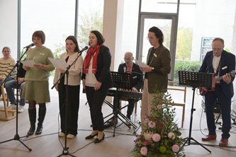 Das Team der Landvolkshochschule rund um Direktorin Barbara Leufgen (3.v.l.) intonierte zum Abschluss des Festakts das Hardehausen-Lied „Dort ist ein Ort“.