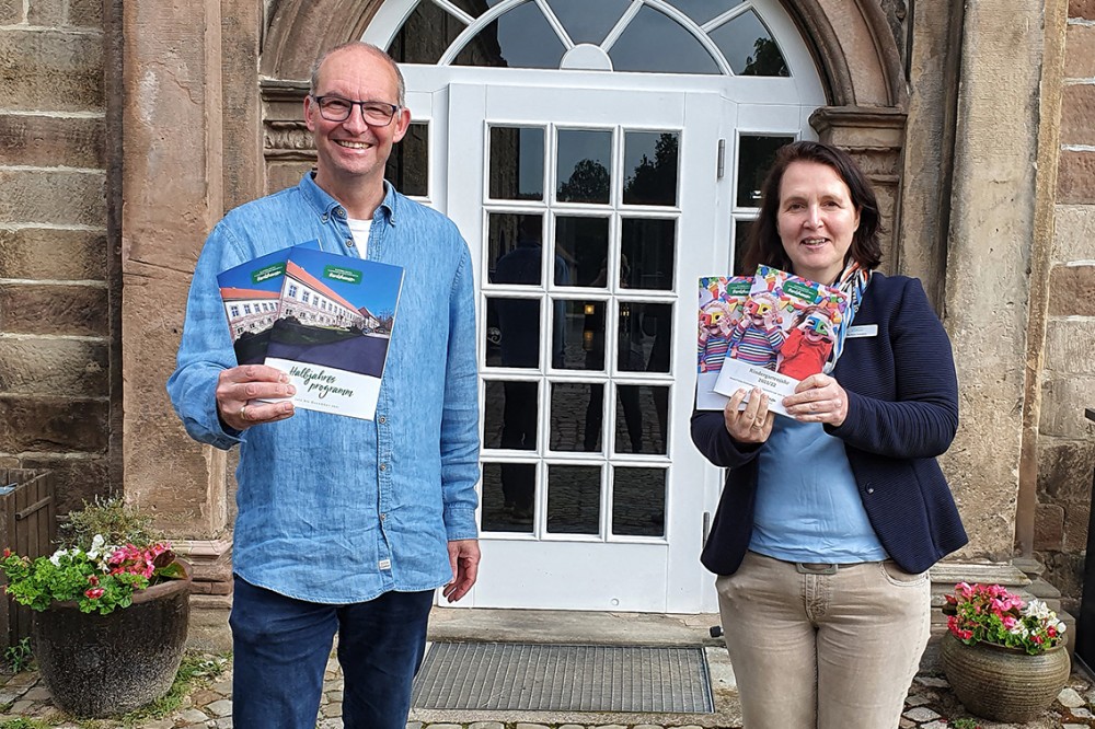 Barbara Leufgen und Stephan Kreye präsentieren die neuen Programmhefte der Landvolkshochschule.