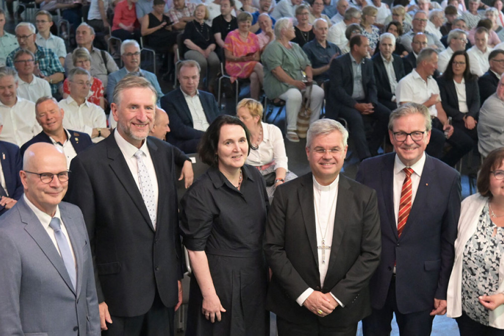 Zahlreiche Landwirtinnen und Landwirtinnen waren zur Libori-Landvolkkundgebung gekommen, um unter anderem das Grußwort des neuen Paderborner Erzbischofs Dr. Udo Markus Bentz (3.v.r.) und die Festrede des bayerischen Bauernpräsidenten Günther Felßner (2.v.l.) zu hören.