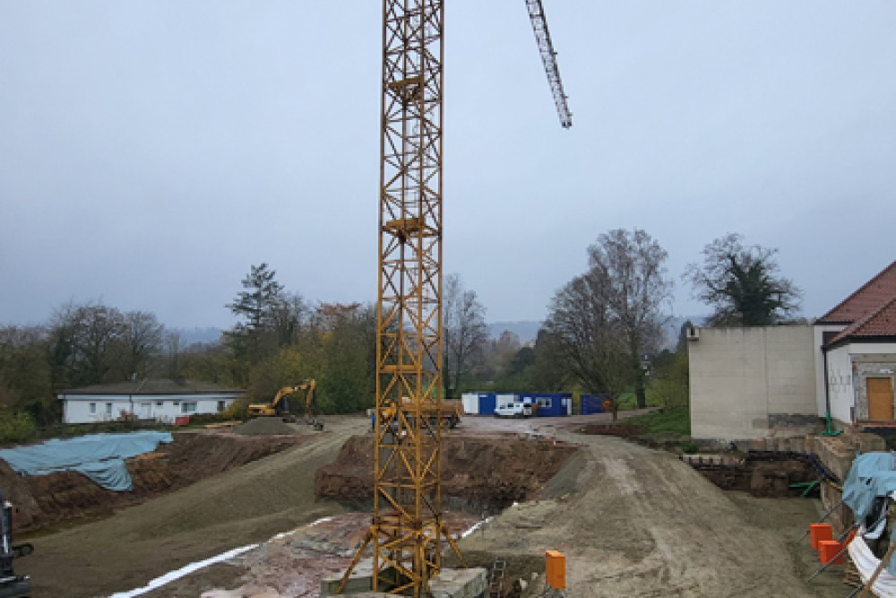 Dieser Baukran wird für lange Zeit die höchste Erhebung in Hardehausen sein.