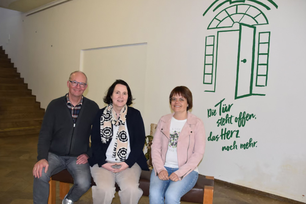 Barbara Leufgen (Mitte), Maria Höschen und Stephan Kreye im Gespräch mit dem Westfalenblatt vor dem Doppeljubiläum